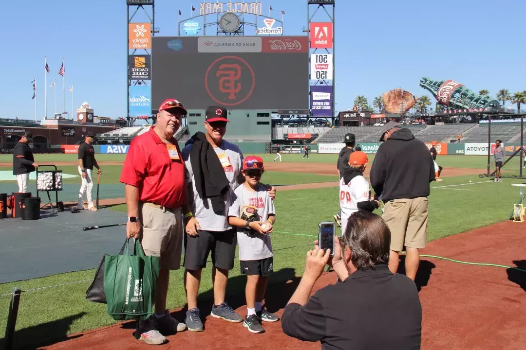 Los visitantes se toman una foto en el campo de Oracle Park.